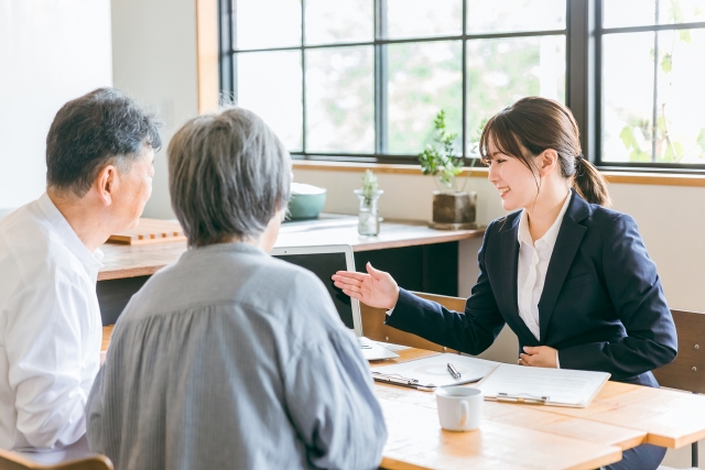 外構工事の打ち合わせをしている様子